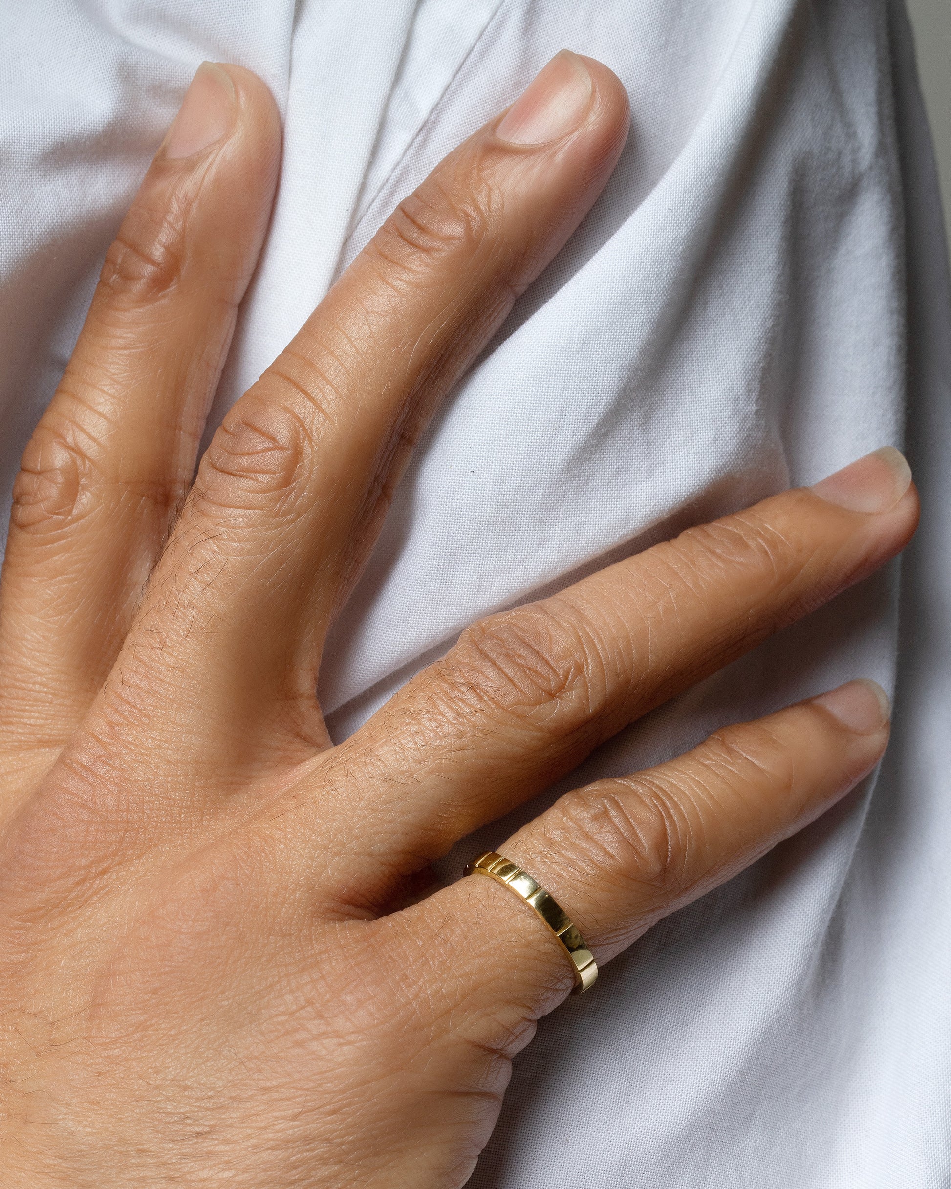 Gold 2.5mm Etched Lines Band on male model.