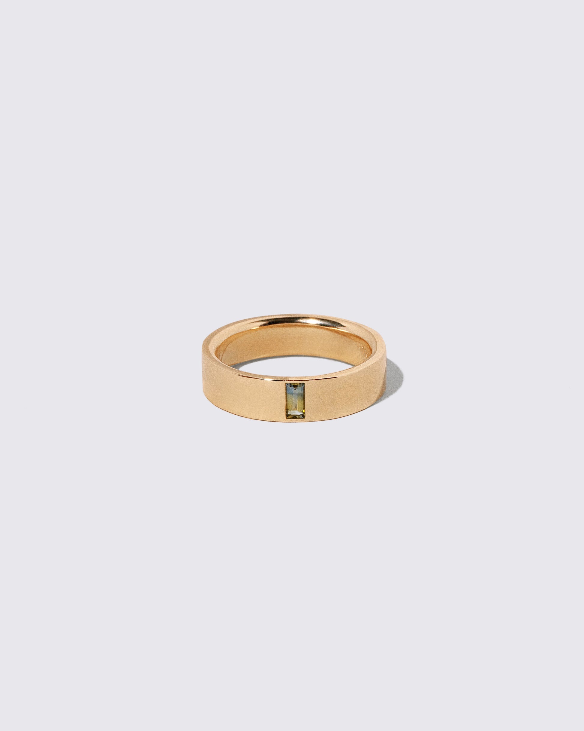Gold Montana Bicolor Sapphire North South 5mm Baguette-Set Piet Band on light color background.