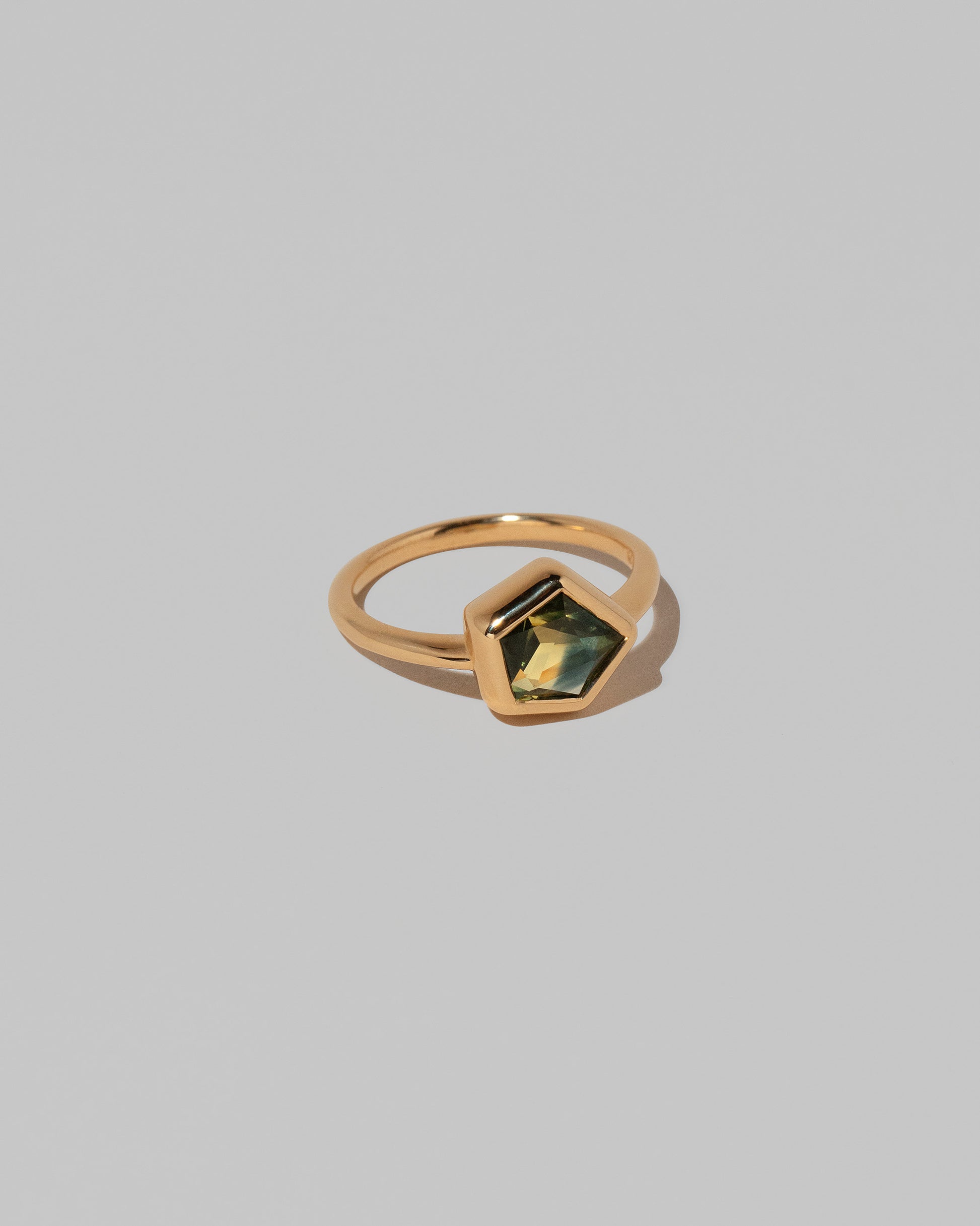 View from the side of the Geyser Bicolor Sapphire Ring 004 on light color background.