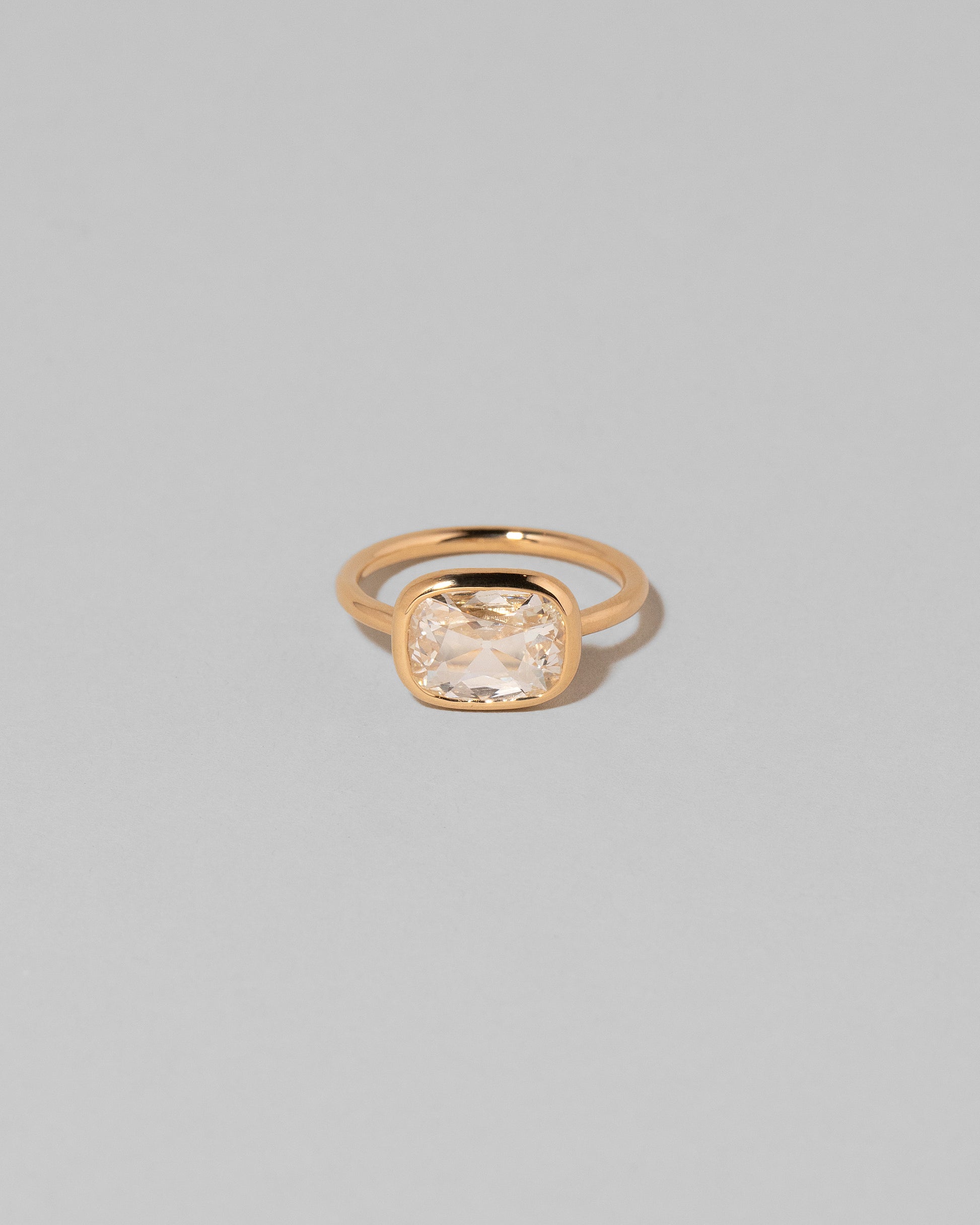 Gusher Diamond Ring 010 on light color background.