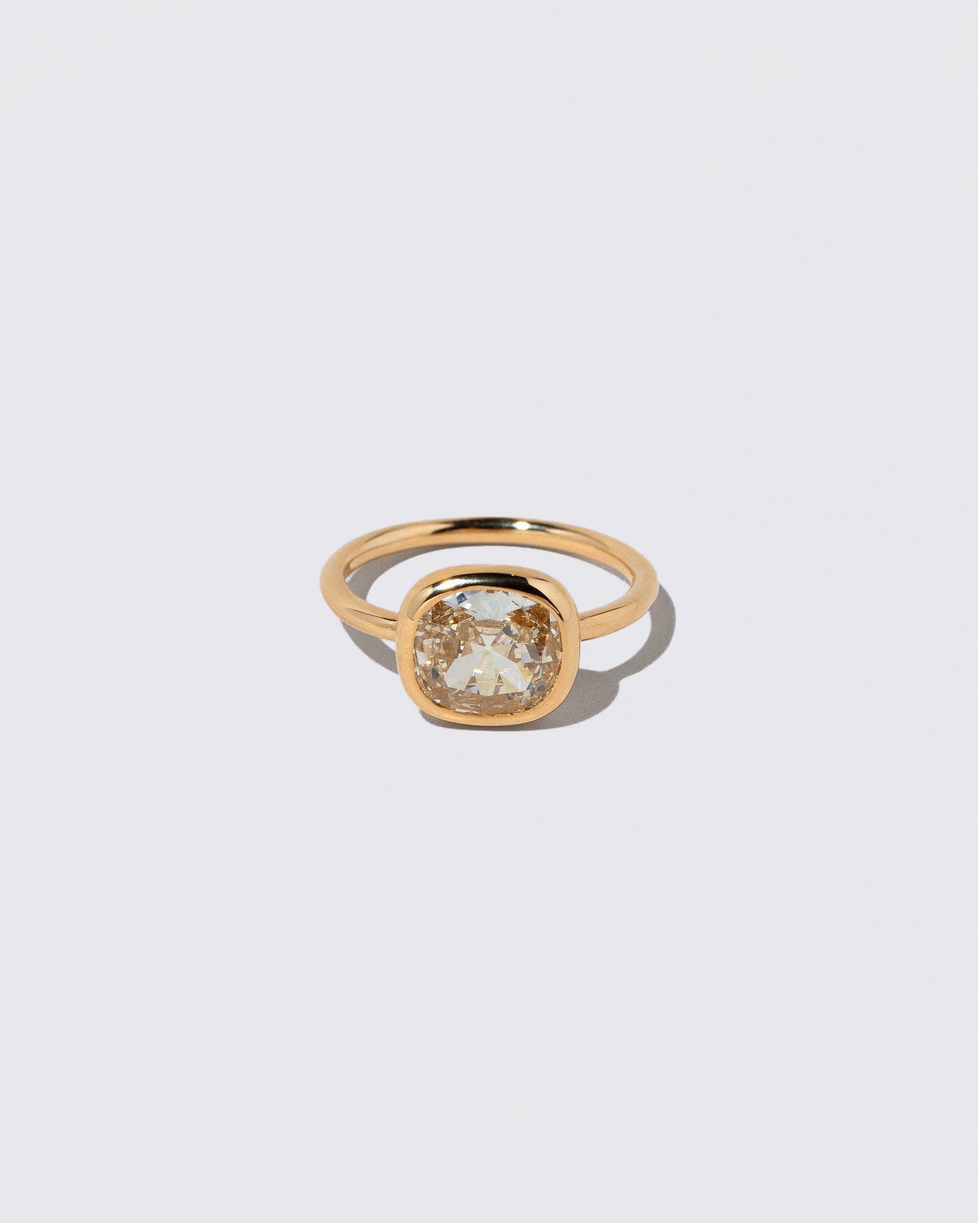 Gusher Diamond Ring 044 on light color background.