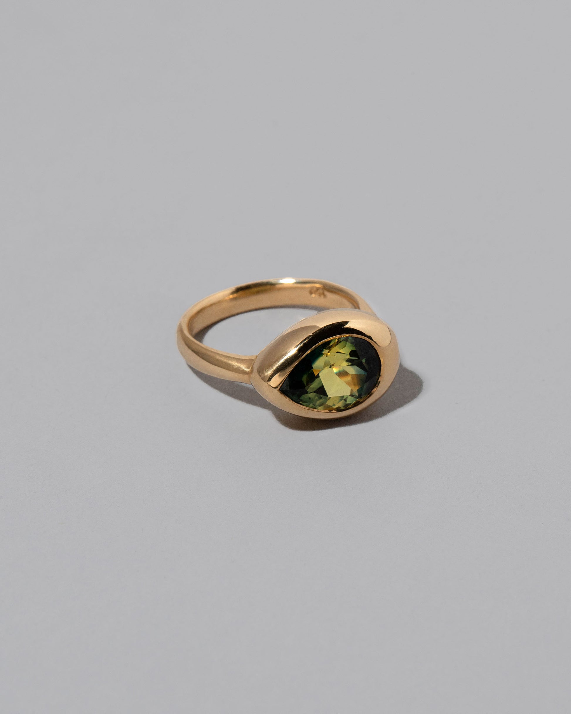 View from the side of the Bicolor Sapphire Grand Align Ring on light color background.