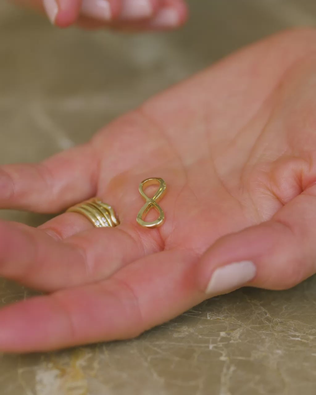 Infinity Openable Link in hand.