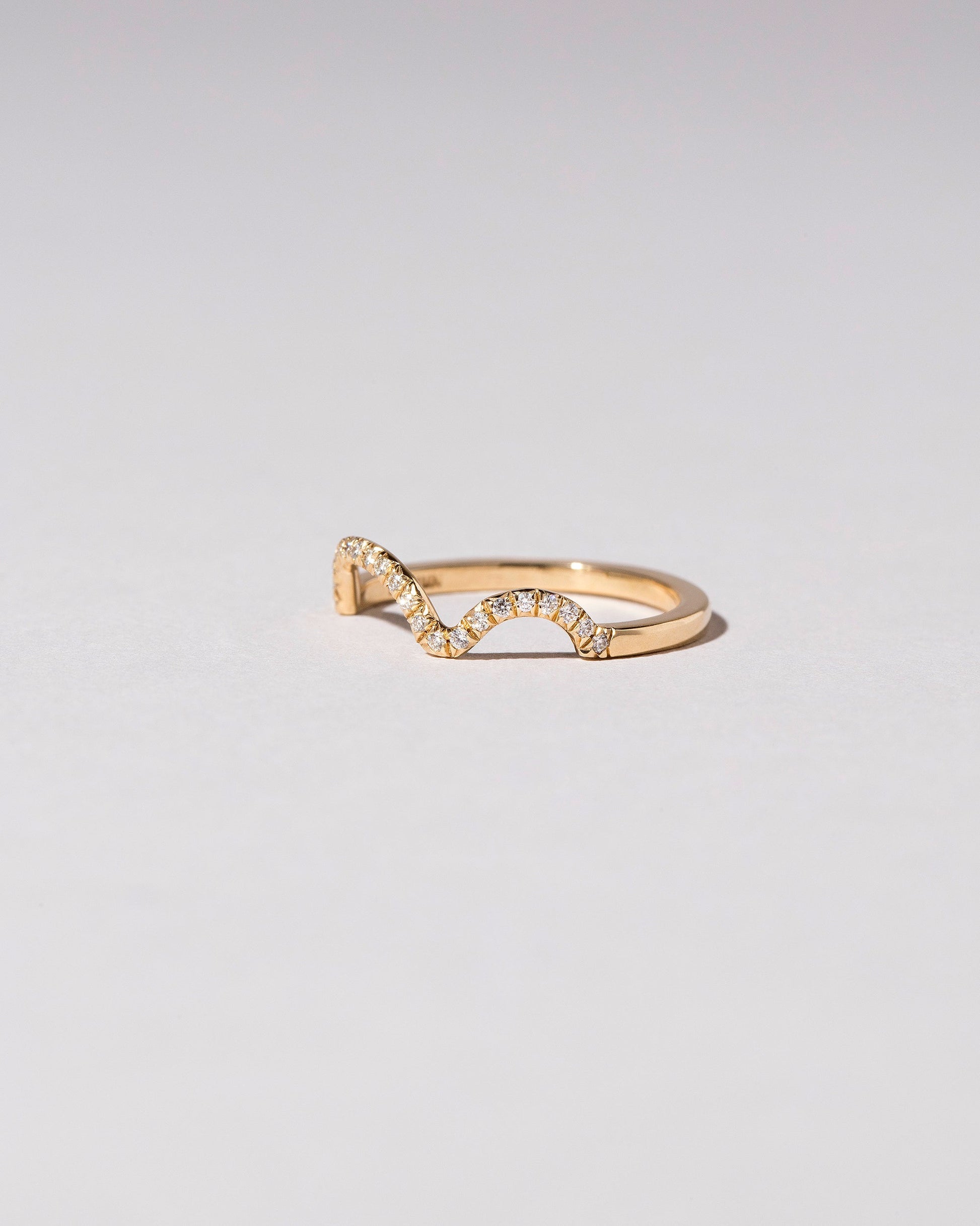  Wiggle Band - Pavé on light color background.