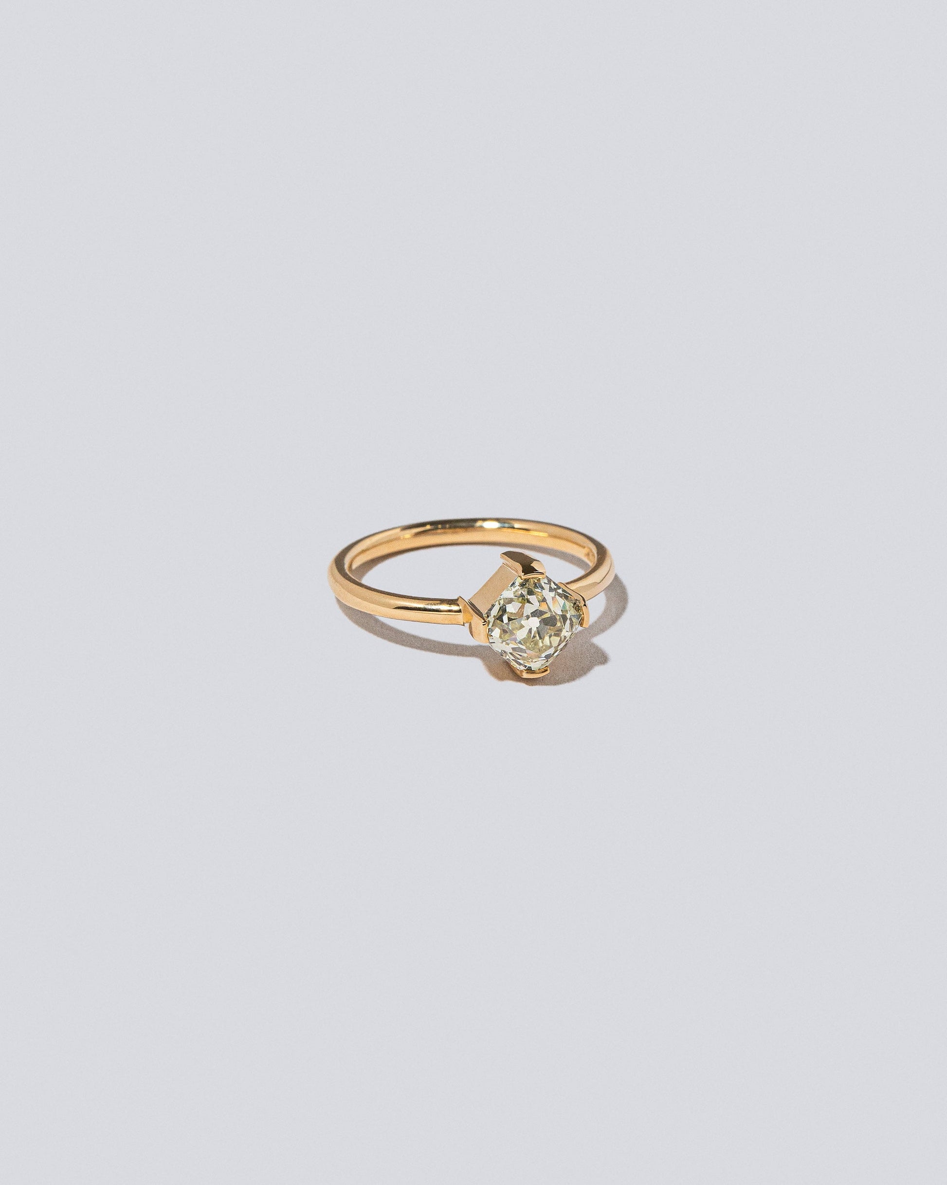 View from the side of the Tendu Ring on light color background.