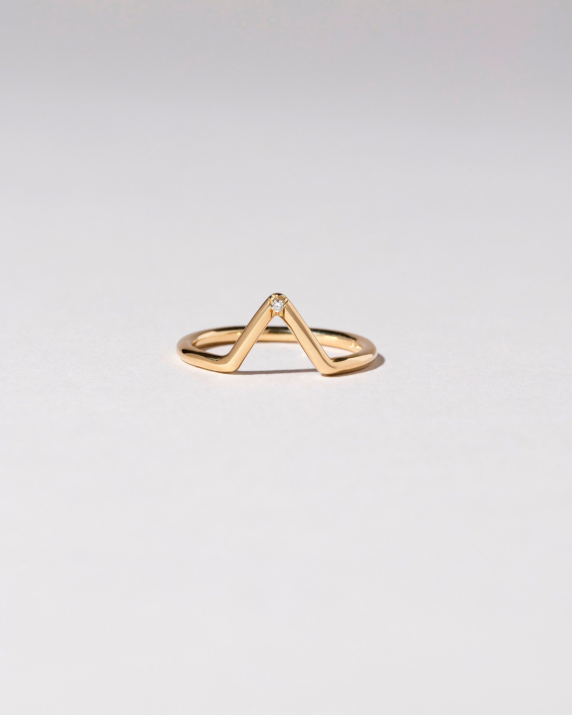  Triangle Band - Single Stone on light color background.