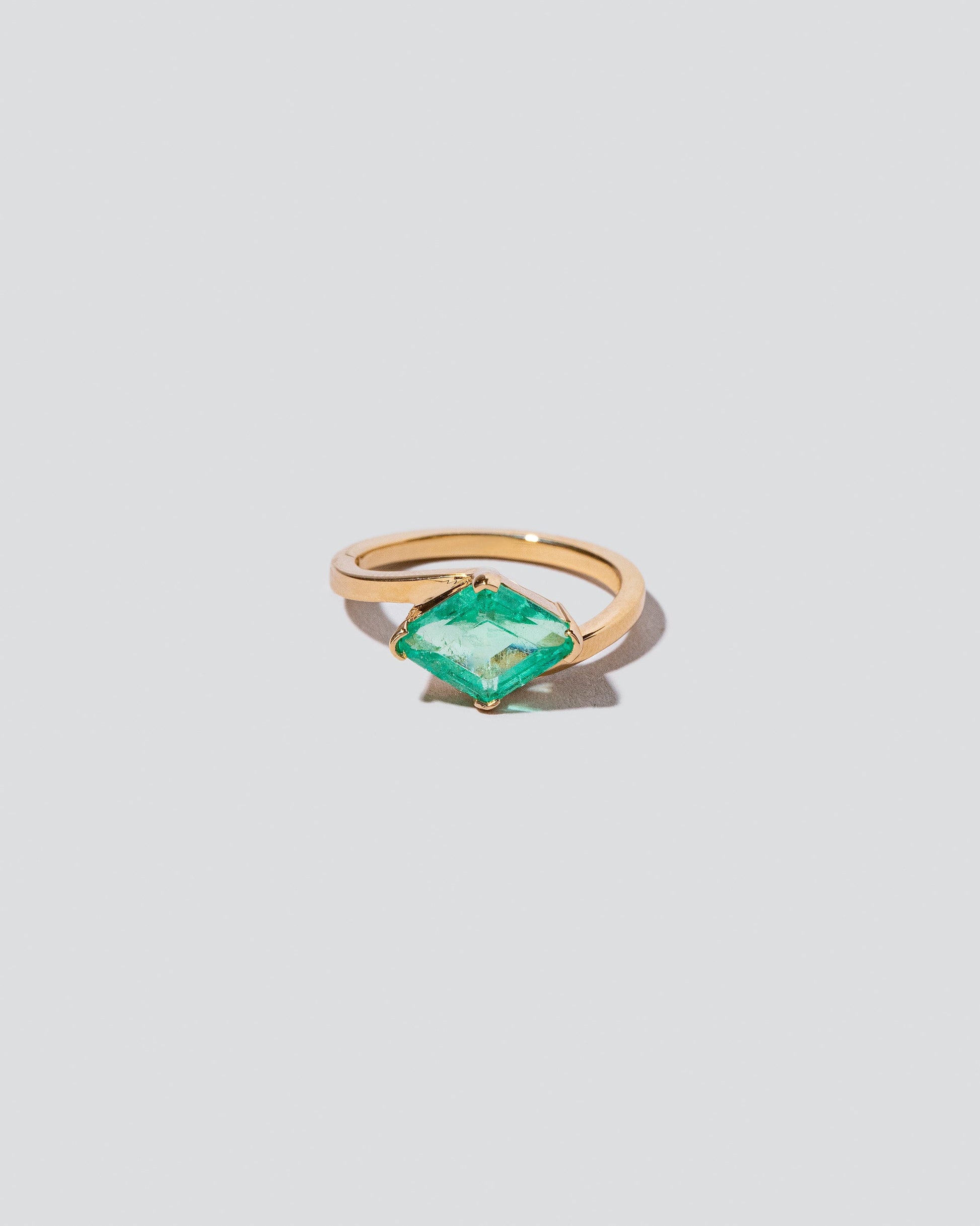 Anthias Ring on light color background.
