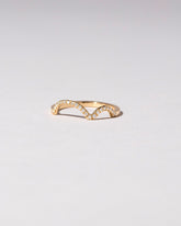  Wiggle Band - Pavé on light color background.