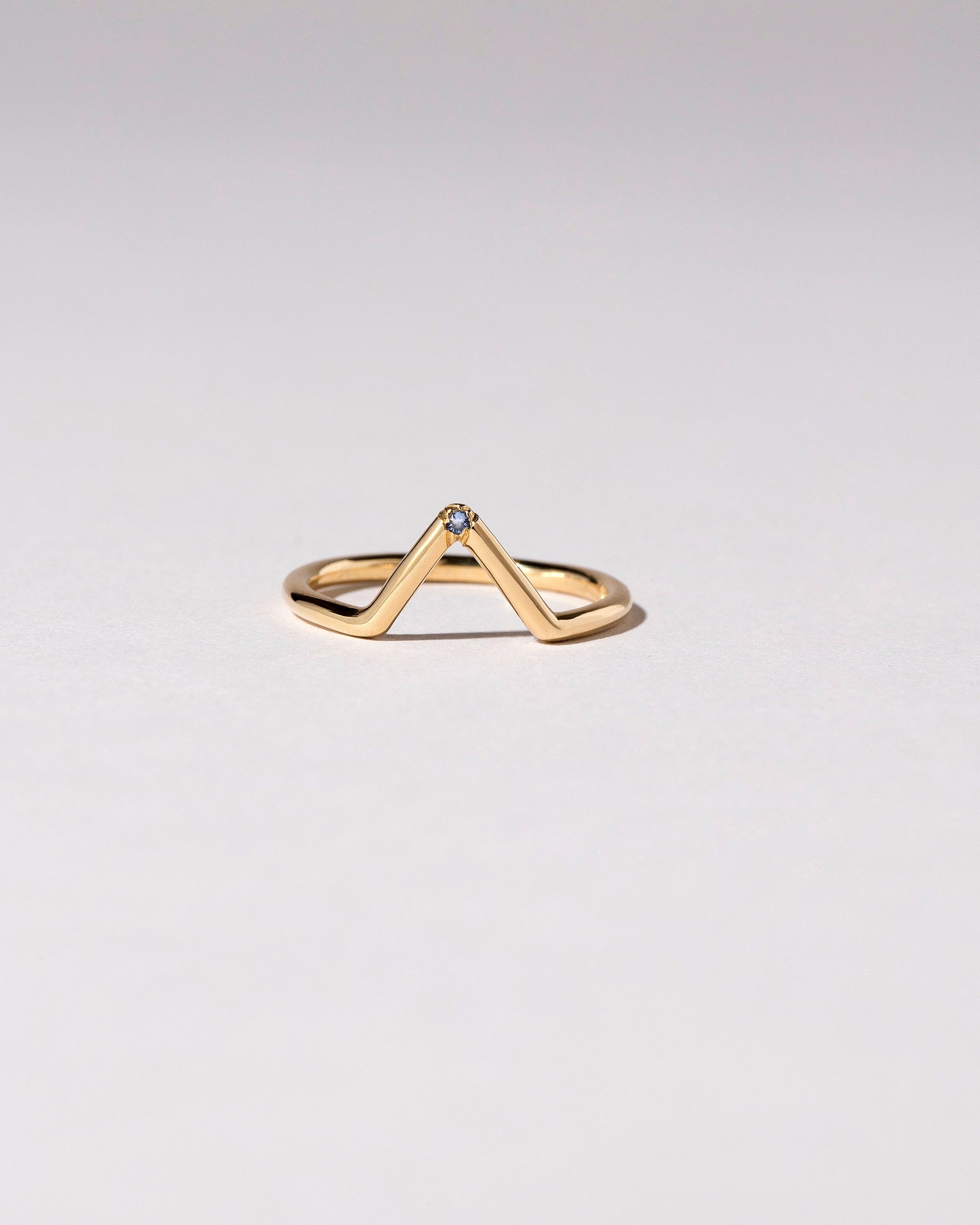  Triangle Band - Single Stone on light color background.